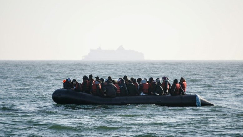França e Reino Unido assinam novo acordo para frear migração pelo Canal da Mancha