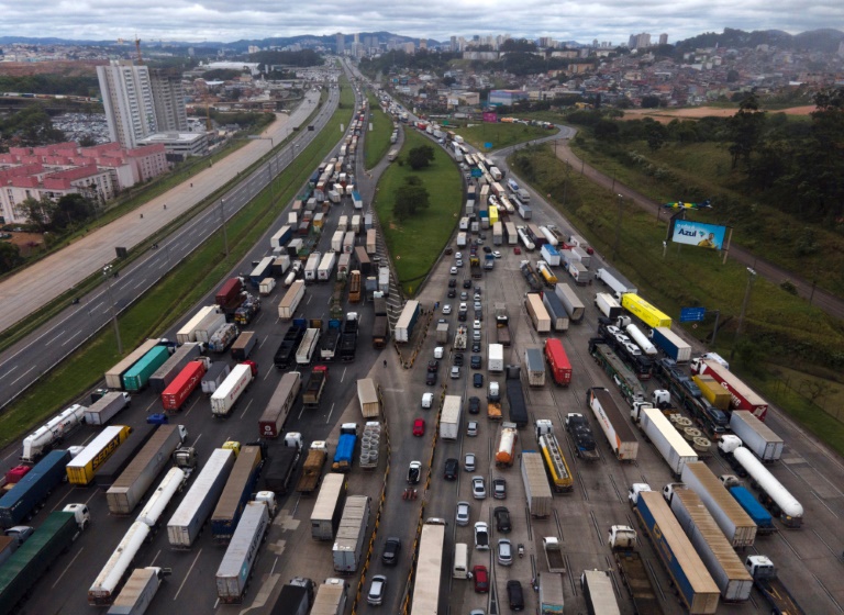 Foto aérea mostra caminhoneiros que apoiam o presidente Jair Bolsonaro bloqueando uma rodovia nos arredores de São Paulo, em 1º de novembro de 2022 - AFP