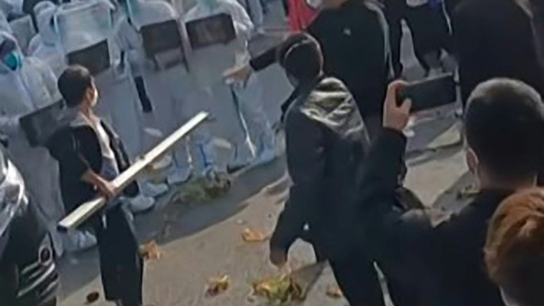 Trabalhadores de fábrica de iPhones na China aceitam dinheiro para ir embora após protestos