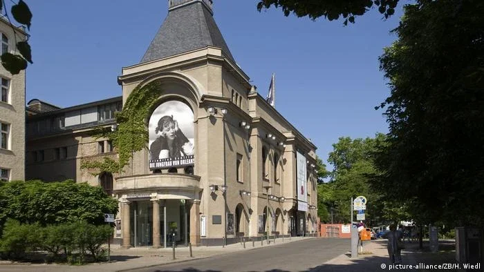 1892: Fundado o teatro da companhia de Brecht