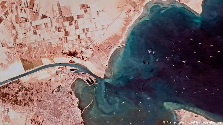 1869: Inauguração do Canal de Suez