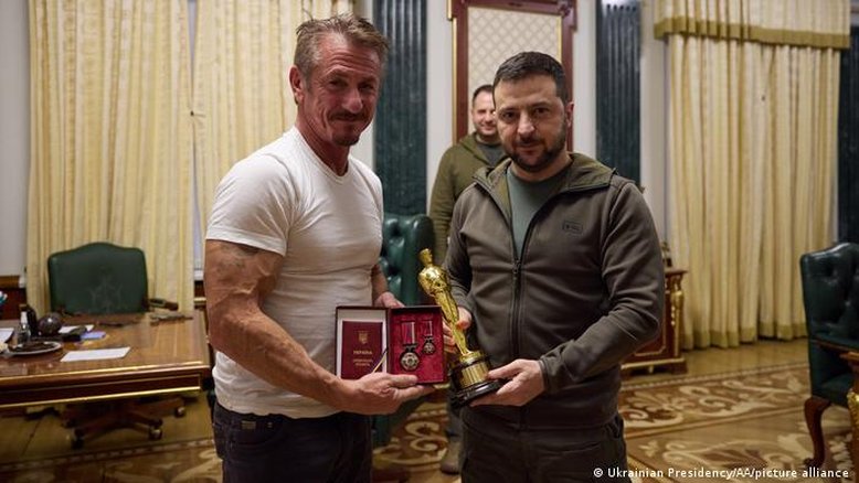 Em apoio à Ucrânia, Sean Penn entrega Oscar a Zelensky