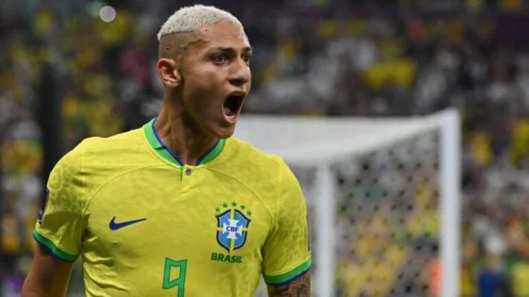 Vídeo: Influenciadora pede Richarlison em casamento e atacante começa a segui-la nas redes sociais