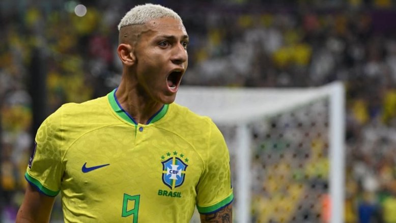 Vídeo: Influenciadora pede Richarlison em casamento e atacante começa a segui-la nas redes sociais