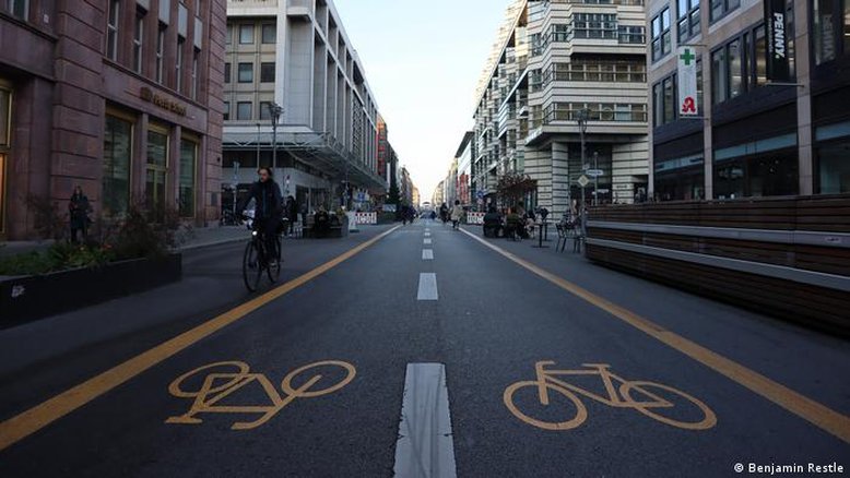 Berlim reabre a famosa Friedrichstrasse para carros