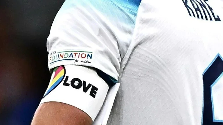 Federação Alemã considera apresentar recurso contra a Fifa por proibir braçadeira LGBTQIA+