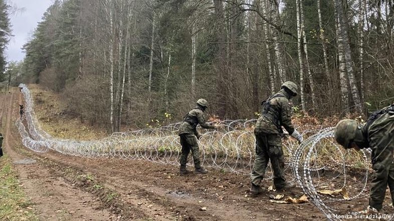 Polônia constrói cerca de arame farpado na fronteira com a Rússia