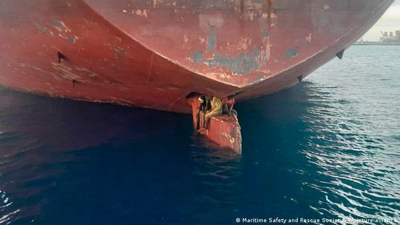 Migrantes resgatados de leme de navio pedem asilo na Espanha