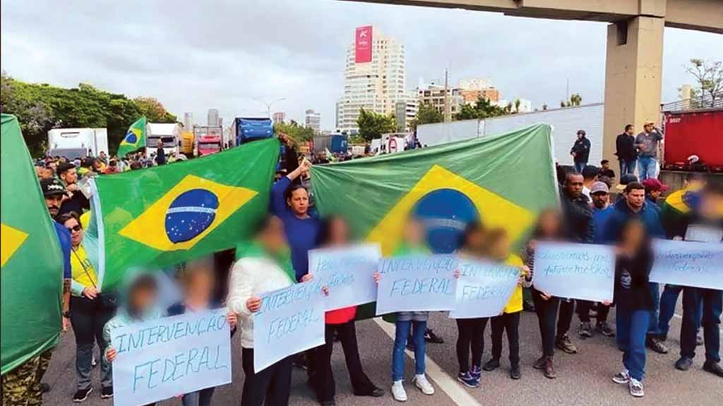 RADICALISMO Bolsonaristas usam crianças como escudo humano em fechamento da rodovia Castelo Branco, em São Paulo (ao lado), enquanto manifestantes se reúnem na porta de um quartel no Rio de Janeiro na quarta-feira, 2, para pedir intervenção militar