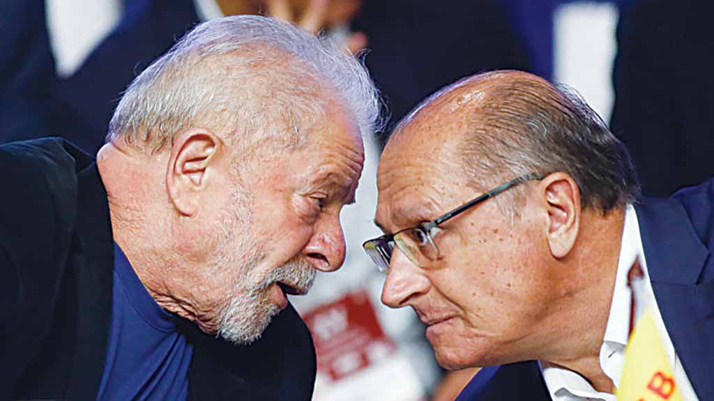 PARCERIA O ex-governador de São Paulo com Lula no congresso do PSB, em abril passado: aposta no casamento político derrotou o bolsonarismo e levou Alckmin ao ápice da carreira