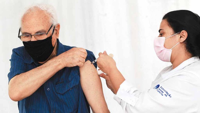 VACINA JÁ Nathan Akermann, de 80 anos, tomou a quinta dose em SP; reforço disponível para imunossuprimidos