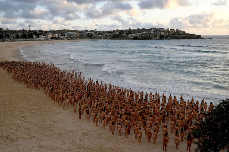 Milhares de pessoas ficam peladas pela arte em praia de Sydney