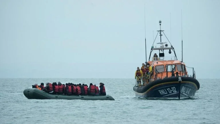 Homem é preso no Reino Unido pela morte de 27 migrantes no Canal da Mancha