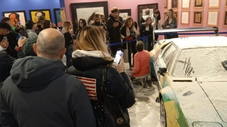 Ativistas ambientais cobrem obra de Andy Warhol com farinha em Milão