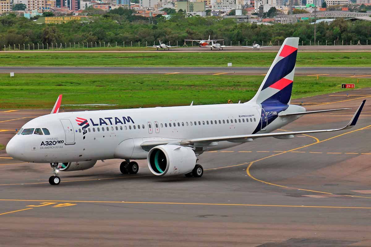 Vídeo mostra o momento em que caminhão dos bombeiros é atingido por um avião que decolava 4 Airbus A320. Foto: Wikipedia