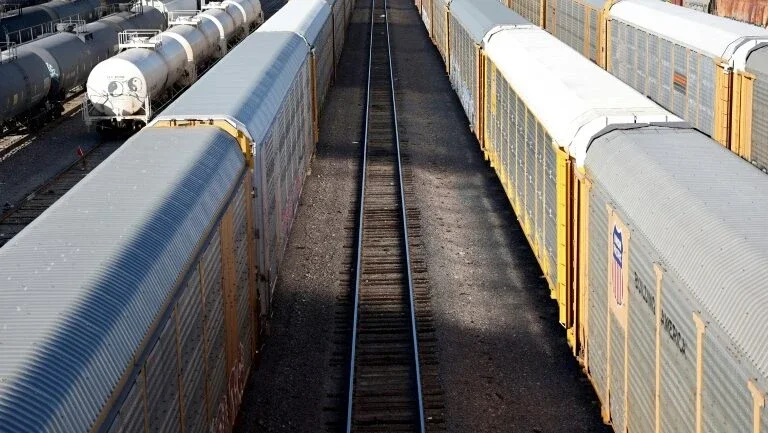 Câmara baixa dos EUA aprova projeto de lei para evitar greve ferroviária