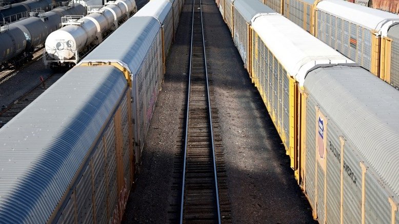 Câmara baixa dos EUA aprova projeto de lei para evitar greve ferroviária