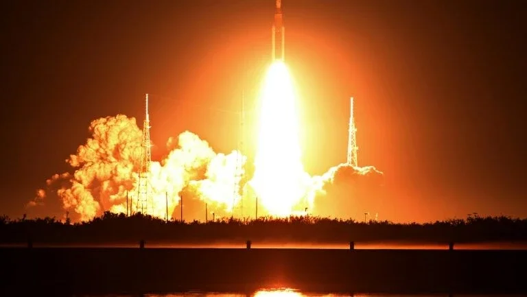 Nasa lança seu foguete mais potente para a Lua