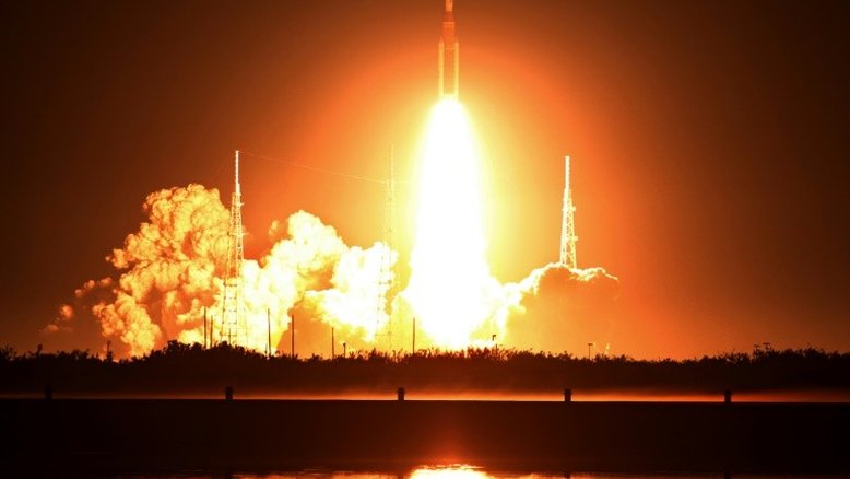 Nasa lança seu foguete mais potente para a Lua