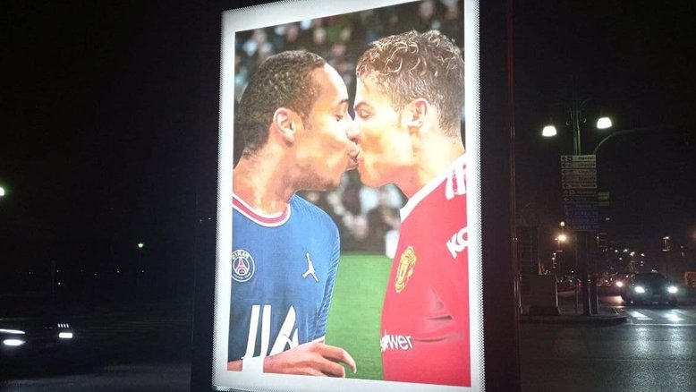 Artista italiano faz mural de Mbappé e CR7 se beijando