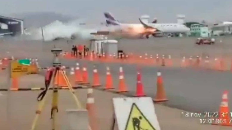 Vídeo mostra o momento em que caminhão dos bombeiros é atingido por um avião da que decolava naquele instante. Foto: Reprodução Twitter