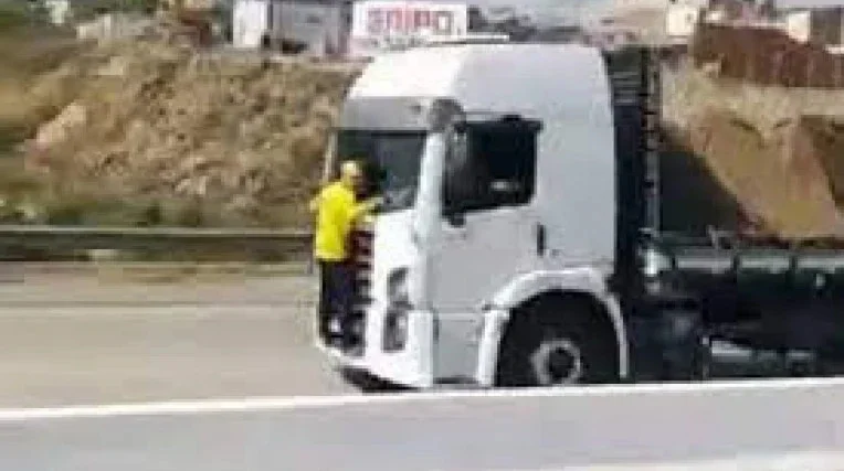‘Patriota do caminhão’ diz que temeu a morte ao se agarrar no veículo