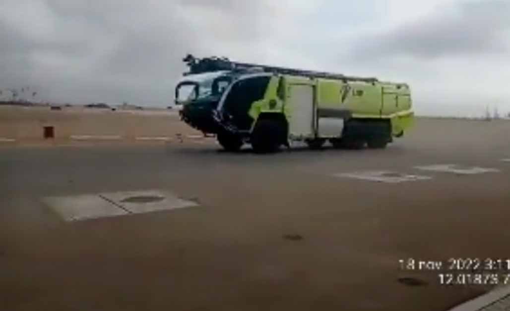 Vídeo mostra o momento em que caminhão dos bombeiros é atingido por um avião que decolava 3 O caminhão dos bombeiros saía, junto com outros veículos de apoio, de uma obra numa área anexa ao aeroporto.