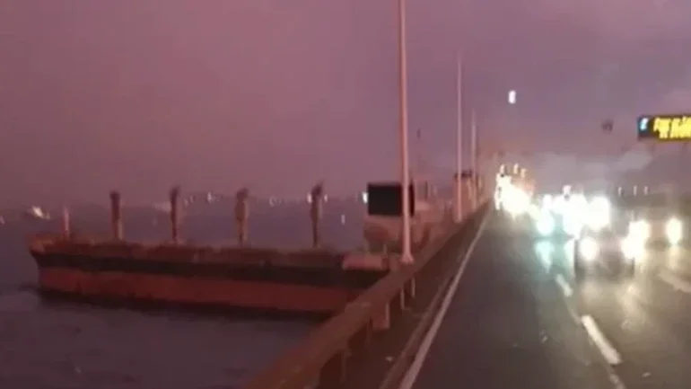 Navio à deriva atinge Ponte Rio-Niterói