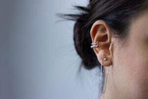 orelha feminina com brincos, cirurgia de reconstrução de lóbulo