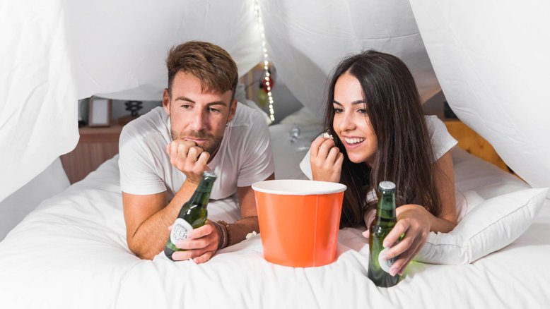 casal comer na cama