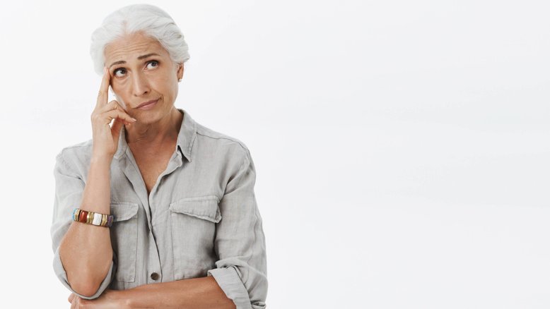 mulher na menopausa confusa com confusão mental