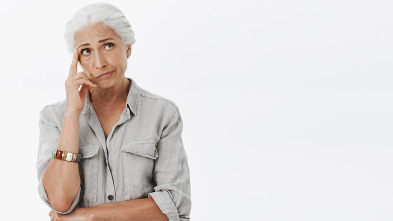 mulher na menopausa confusa com confusão mental