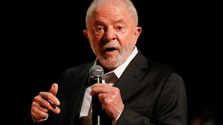 Lula ignora pressão interna e faz gesto à área militar ao definir Múcio na Defesa