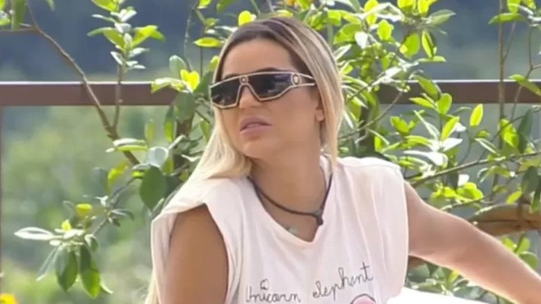 A Fazenda: 'Põe culpa na bebida', diz Deolane sobre Iran estar a fim dela