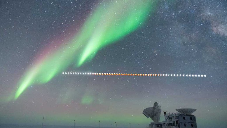 Em 16 de maio deste ano, a Lua foi encoberta pela sombra da Terra, ficando completamente imersa na umbra escura do planeta por cerca de 1 hora e 25 minutos, durante um Eclipse Lunar Total. Nesta imagem composta, as fases parcial e total do eclipse foram registradas, enquanto a Lua passava acima do horizonte onde está localizada a Estação Polo Sul Amundsen-Scott. Lá, junto a esse belo espetáculo natural, também foi possível observar, na mesma noite, a aurora austral e o centro da Via Láctea. Em primeiro plano estão os telescópios utilizados para observações astronômicas. O eclipse lunar total do próximo dia 8 de novembro não será visível no Polo Sul, mas será observável na Ásia, Austrália, Américas e Pacífico. Será a última chance de assistir a um eclipse lunar total até 2025