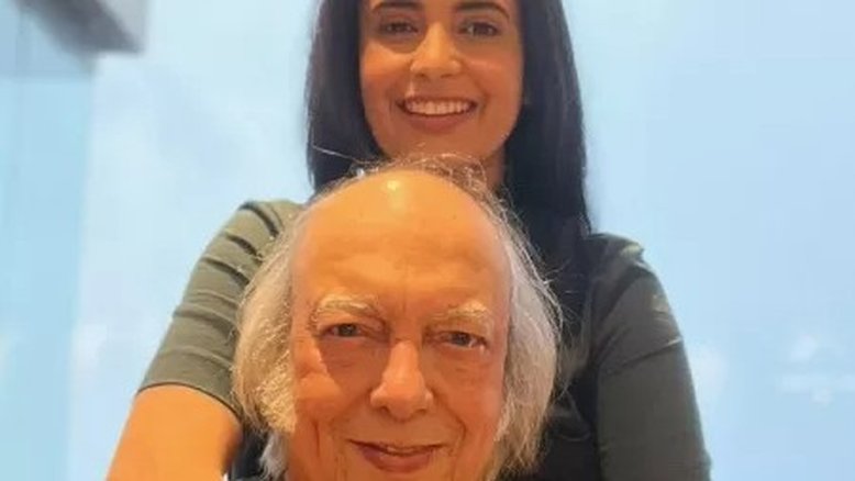 Em 2019, Erasmo rebateu críticas por sua esposa ser 50 anos mais jovem que ele