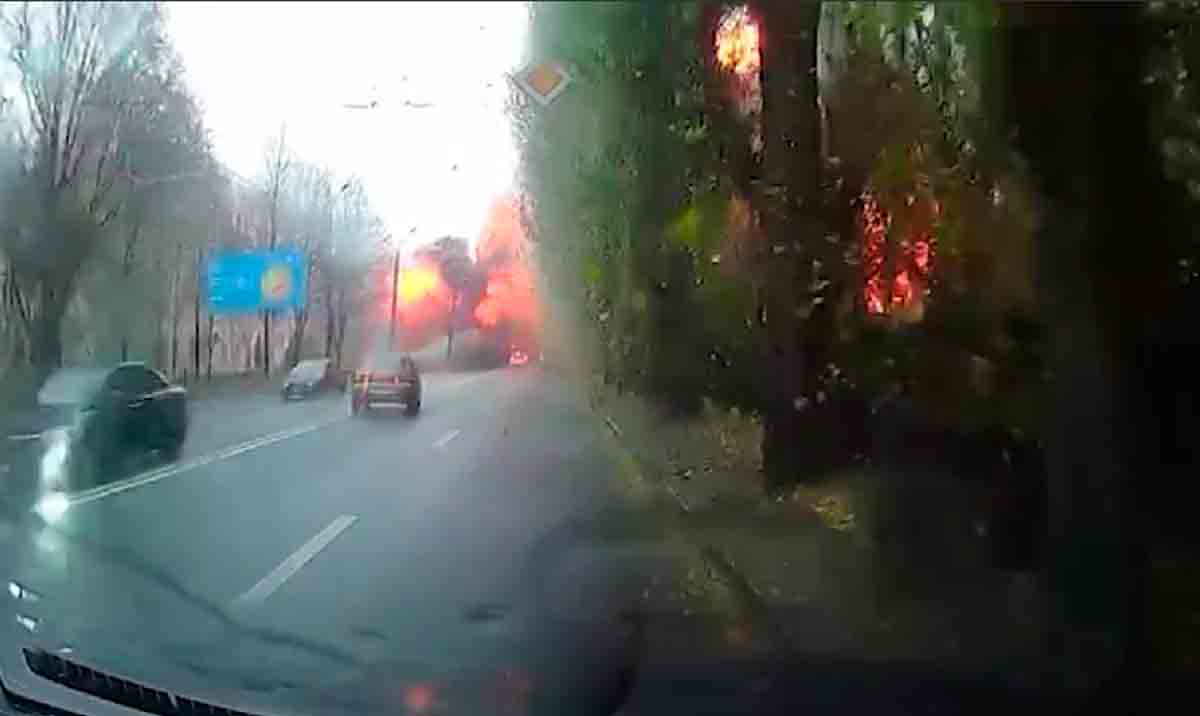 VÍDEO: Grande explosão é filmada em uma das vias mais movimentadas da cidade ucraniana de Dnipro. Foto:reprodução Twitter
