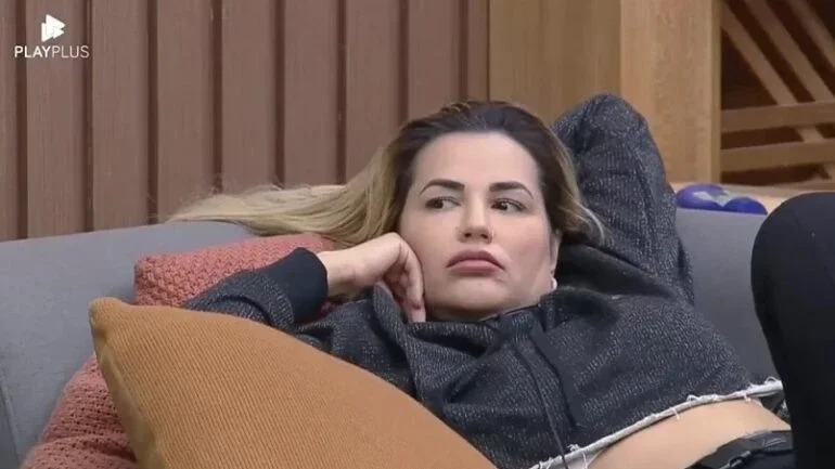 A Fazenda: Diretor do reality curte post pedindo a saída de Deolane Bezerra
