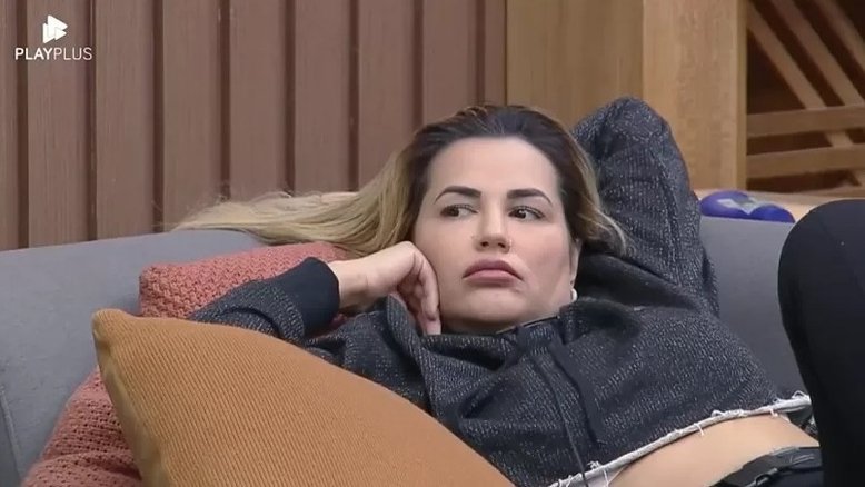 A Fazenda: Diretor do reality curte post pedindo a saída de Deolane Bezerra