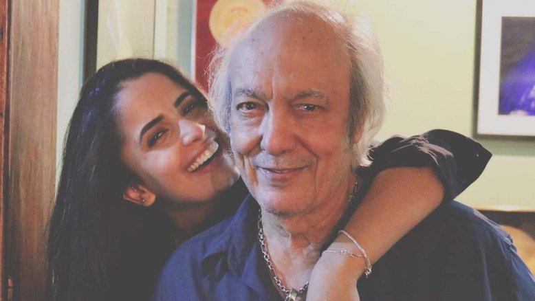 Viúva de Erasmo Carlos diz que TV ligou sozinha: 'Cléber Machado falou no seu nome'