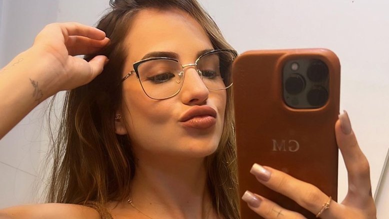 Gabi Martins exibe marquinha de bronzeado em vestido recortado