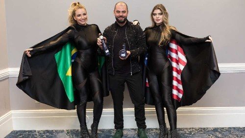 Destaque no Brasil, cabeleireiro Murilo Maurício recebe homenagem internacional