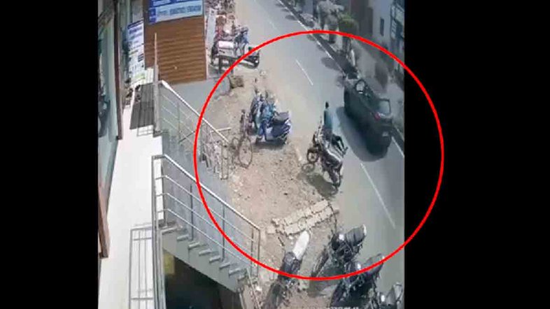 VÍDEO: Garota de 17 anos se joga de riquixá em alta velocidade para se salvar de ser assediada na Índia
