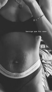 Isa Scherer mostra barriga com estrias dois meses depois de dar à luz a gêmeos 4 Isa Scherer mostra barriga com estrias dois meses depois de dar à luz a gêmeos