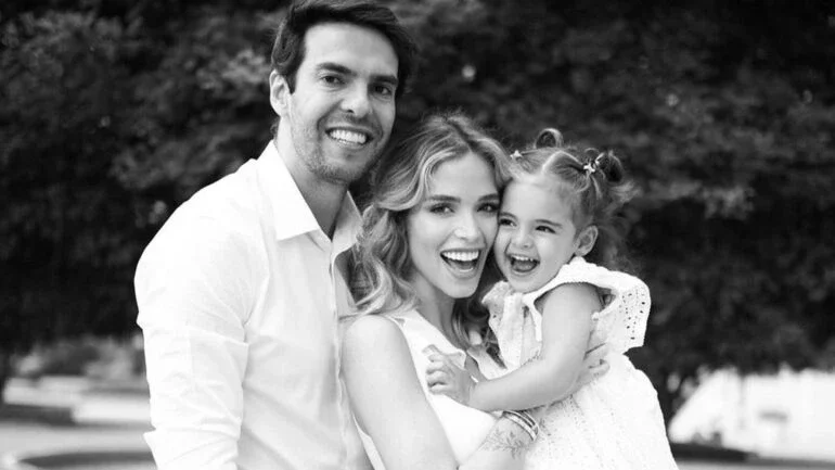 Grávida pela segunda vez, Carol Dias comemora 3 anos de casamento com Kaká