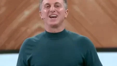 Luciano Huck erra nome de convidado no 