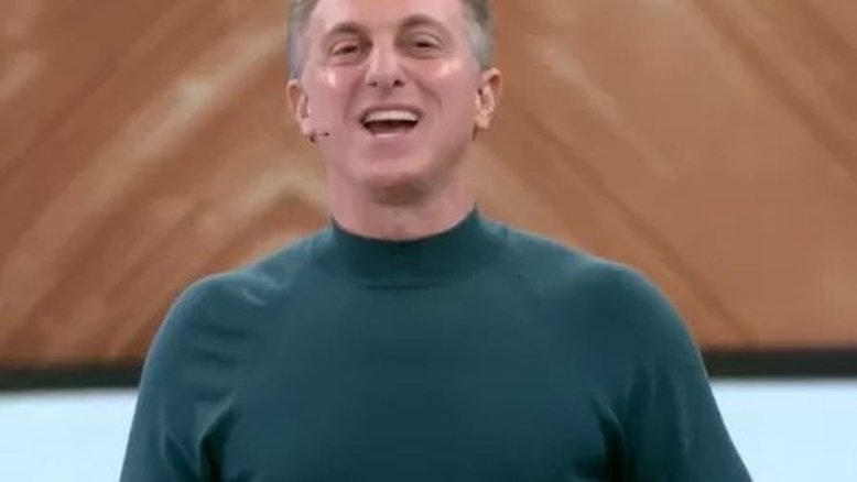 Luciano Huck erra nome de convidado no 'Domingão' e vira meme nas redes sociais