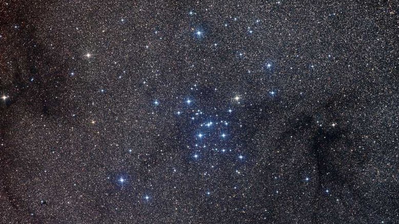 O Messier 7 (ou M7) é um dos aglomerados estelares abertos mais proeminentes no céu. Dominado por estrelas azuis brilhantes, pode ser visto a olho nu em um céu escuro, na cauda do animal peçonhento representado na Constelação do Escorpião. M7 contém cerca de 100 estrelas no total, tem aproximadamente 200 milhões de anos, abrange 25 anos-luz de diâmetro e fica a cerca de mil anos-luz de distância. A exposição profunda acima foi tirada nas dependências da Hakos Farm, na Namíbia. O aglomerado de estrelas M7 é conhecido desde a Antiguidade, tendo sido observado pelo grego Ptolomeu, em 130 d.C. Nele, também vê-se uma nuvem de poeira escura e milhões de estrelas que estão na direção do centro galáctico da Via Láctea