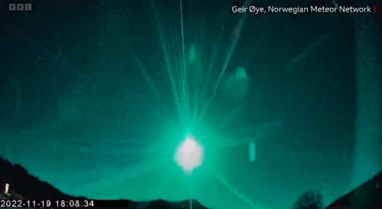 Meteoro cria grande clarão ao explodir na Noruega 2 Meteoro cria grande clarão ao explodir na Noruega. Foto: Reprodução Twitter