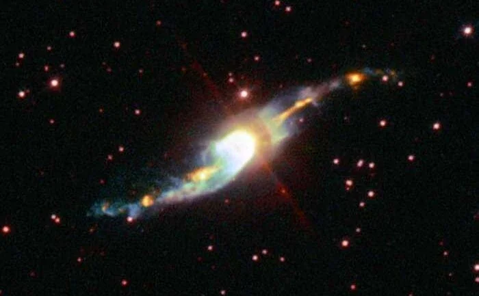 Existem muitos objetos misteriosos vistos no céu noturno e que não são muito bem compreendidos. Um bom exemplo disso são os jatos que parecem emergir de nebulosas planetárias como este, em forma de “S”, em Henize 3-1475. Esses “jatos” são longos fluxos de gás em movimento rápido, encontrados muitas vezes em torno de estrelas jovens, a partir de buracos negros, estrelas de nêutrons e nebulosas planetárias. Nesta imagem, o Telescópio Espacial Hubble, da Nasa/ESA, mostra Henize 3-1475 e seu jato bizarro. Esta nebulosa planetária fica a 18 mil anos-luz de distância, na direção da Constelação de Sagitário